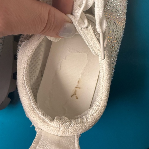 Yoki White Sparkling Sneakers with Textured Design - Picture 4 of 11